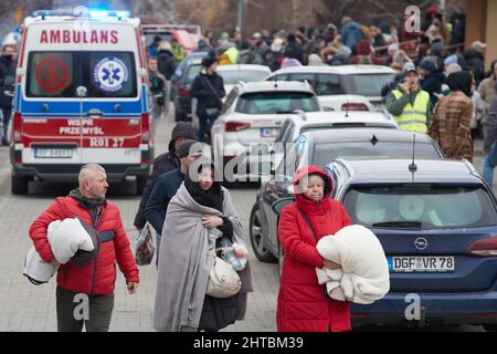 Przemysl, Pologne. 27th févr. 2022. Les gens sortent de la douane à la gare de Przemysl, à Przemysl, en Pologne, le 27 février 2022. Récemment, un grand nombre d'Ukrainiens sont arrivés à Przemysl en train. Credit: Meng Dingbo/Xinhua/Alay Live News Banque D'Images