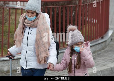 Przemysl, Pologne. 27th févr. 2022. Les gens sortent de la douane à la gare de Przemysl, à Przemysl, en Pologne, le 27 février 2022. Récemment, un grand nombre d'Ukrainiens sont arrivés à Przemysl en train. Credit: Meng Dingbo/Xinhua/Alay Live News Banque D'Images