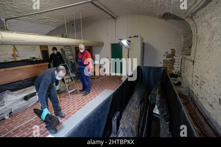 Schleswig, Allemagne. 20th janvier 2022. Les employés de l'atelier central archéologique de la Fondation des musées d'État du Schleswig-Holstein mesurent des parties d'un naufrage vieux de plusieurs siècles au château de Gottorf. L'épave a été découverte dans le fleuve Lippe en Rhénanie-du-Nord-Westphalie en 2019. Credit: Axel Heimken/dpa/Alay Live News Banque D'Images