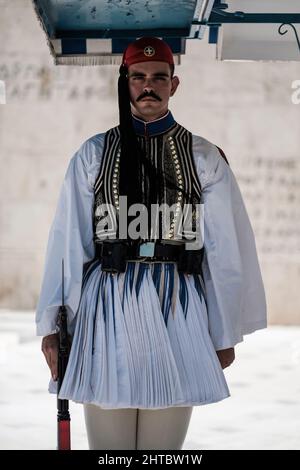 Une garde grecque dans le four blanc traditionnel en face du Parlement à Athènes, Grèce Banque D'Images