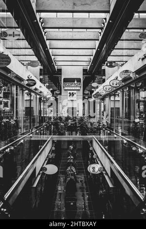 Vue verticale en niveaux de gris d'un couloir de centre commercial à Santa Fe, Nouveau-Mexique Banque D'Images