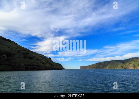 L'entrée du port d'Akaroa sur la péninsule de Banks, en Nouvelle-Zélande, entre Akaroa Head (à gauche) et Timutimu Head Banque D'Images