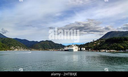 La ville de Picton, Nouvelle-Zélande, vue depuis le Queen Charlotte Sound. Un bateau de croisière et un ferry sont dans le port Banque D'Images