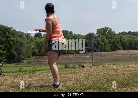 Femme jouant au disc Frisbee golf Banque D'Images