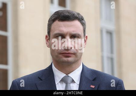 Photo du dossier datée du 7 mars 2014, le chef du parti de l'opposition ukrainienne UDAR (PUNCH), Vitali Klitschko, répond aux médias après une rencontre au palais présidentiel de l'Elysée à Paris, en France. Vitali Klitschko, ancien champion de boxe de poids lourds, a déclaré qu’il allait prendre les armes aux côtés de son frère et de son homologue mondial, Wladimir, pour se livrer à une « guerre sanglante » suite à l’invasion de l’Ukraine par la Russie. Photo de Stephane Lemouton/ABACAPRESS.COM Banque D'Images