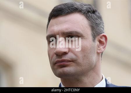 Photo du dossier datée du 7 mars 2014, le chef du parti de l'opposition ukrainienne UDAR (PUNCH), Vitali Klitschko, répond aux médias après une rencontre au palais présidentiel de l'Elysée à Paris, en France. Vitali Klitschko, ancien champion de boxe de poids lourds, a déclaré qu’il allait prendre les armes aux côtés de son frère et de son homologue mondial, Wladimir, pour se livrer à une « guerre sanglante » suite à l’invasion de l’Ukraine par la Russie. Photo de Stephane Lemouton/ABACAPRESS.COM Banque D'Images