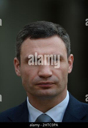 Photo du dossier datée du 7 mars 2014, le chef du parti de l'opposition ukrainienne UDAR (PUNCH), Vitali Klitschko, répond aux médias après une rencontre au palais présidentiel de l'Elysée à Paris, en France. Vitali Klitschko, ancien champion de boxe de poids lourds, a déclaré qu’il allait prendre les armes aux côtés de son frère et de son homologue mondial, Wladimir, pour se livrer à une « guerre sanglante » suite à l’invasion de l’Ukraine par la Russie. Photo de Christian Liewig/ABACAPRESS.COM Banque D'Images