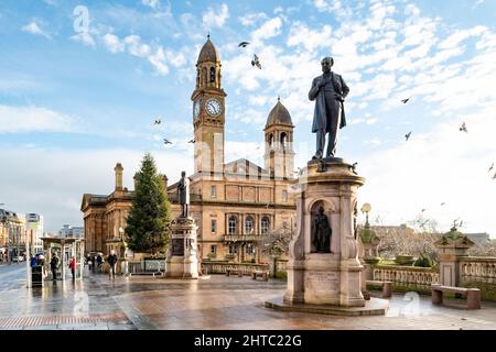 Hôtel de ville de Paisley et statue de Sir Peter Coates, Paisley, Écosse, Royaume-Uni Banque D'Images