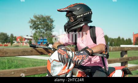 Homme sur un KTM Motard orange Banque D'Images