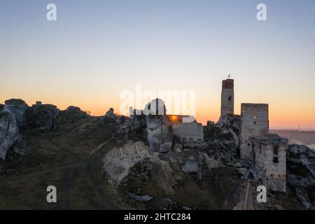 Les ruines du château médiéval d'Olsztyn en Pologne au coucher du soleil Banque D'Images