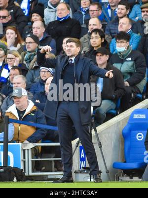 Steven Gerrard, entraîneur en chef d'Aston Villa, lors du match Premier League entre Brighton et Hove Albion et Aston Villa au stade American Express, Brighton, Royaume-Uni - 26th février 2022 - usage éditorial uniquement. Pas de merchandising. Photo Simon Dack/Telephoto Images pour les images de football les restrictions FA et Premier League s'appliquent inc. Aucune utilisation Internet/mobile sans licence FAPL - pour plus de détails, contactez football Dataco Banque D'Images