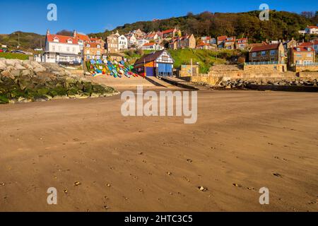 7 mai 2021: Runswick Bay, North Yorkshire, Royaume-Uni - la plage et le village le matin ensoleillé, avant l'arrivée de la foule. Banque D'Images