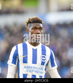 Yves Bissouma de Brighton lors du match de la Premier League entre Brighton et Hove Albion et Aston Villa au stade American Express , Brighton , Royaume-Uni - 26th février 2022 - photo Simon Dack/Telephoto Images. Usage éditorial uniquement. Pas de merchandising. Pour les images de football, les restrictions FA et Premier League s'appliquent inc. Aucune utilisation Internet/mobile sans licence FAPL - pour plus de détails, contactez football Dataco Banque D'Images