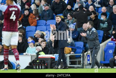 Steven Gerrard, entraîneur en chef d'Aston Villa, lors du match Premier League entre Brighton et Hove Albion et Aston Villa au stade American Express, Brighton, Royaume-Uni - 26th février 2022 - photo Simon Dack/Telephoto Images usage éditorial exclusif. Pas de merchandising. Pour les images de football, les restrictions FA et Premier League s'appliquent inc. Aucune utilisation Internet/mobile sans licence FAPL - pour plus de détails, contactez football Dataco Banque D'Images