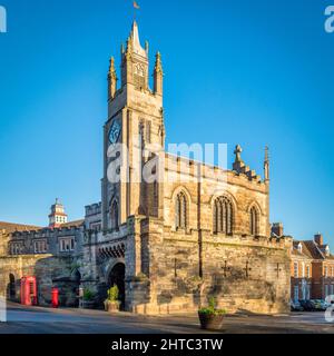 La porte est médiévale de Warwick avec la chapelle Saint-Pierre construite au-dessus. Banque D'Images