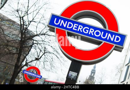 Photo du dossier datée du 19/3/2020 des ronds-points du métro de Londres. Cette semaine, les voyageurs à Londres sont avertis d'une grave perturbation des services de métro en raison de grèves de milliers de travailleurs dans un conflit d'emploi, de pensions et de conditions. Date de publication : lundi 28 février 2022. Banque D'Images