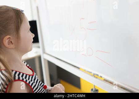 Solution d'écriture de tout-petits sur tableau blanc à l'école, processus éducatif Banque D'Images