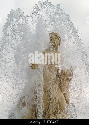 Photo verticale de la statue de la déesse Latona entourée, fontaine Latona, bassin de Latona, Paris, France Banque D'Images