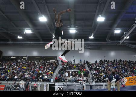 Le marquis Dendy se classe deuxième en saut en longueur à 26-8 1/2 (8.14m) lors des Championnats américains en salle sur le podium, dimanche 27 février 2022, à Spokane, lavé. Banque D'Images