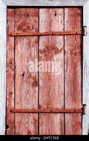 Texture de la vieille porte en bois faite de planches recouvertes de peinture Banque D'Images