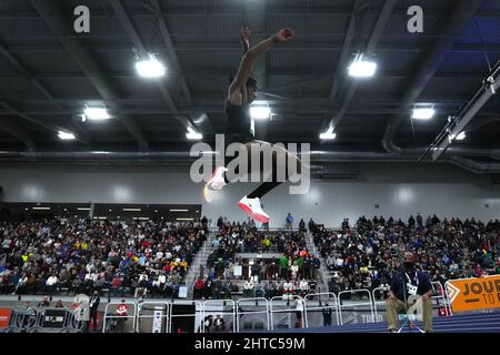 Le marquis Dendy se classe deuxième en saut en longueur à 26-8 1/2 (8.14m) lors des Championnats américains en salle sur le podium, dimanche 27 février 2022, à Spokane, lavé. Banque D'Images