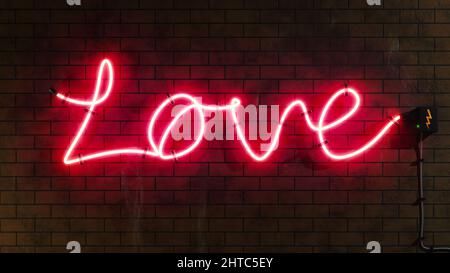3D illustration d'un texte d'amour avec des lumières néon sur un mur de brique Banque D'Images