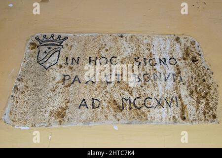 La paix et la bonne volonté franciscaines dans une ville forteresse toujours en guerre : l'inscription latine au-dessus d'une porte à Monteriggioni, Toscane, Italie, inclut le salut « Pax et Bonum » souvent utilisé par Saint François d'Assise et est datée de 1216 ans avant sa mort en 1226. Banque D'Images