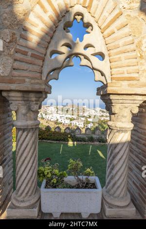 Photo verticale de la vue à travers la fenêtre du château en Espagne Banque D'Images