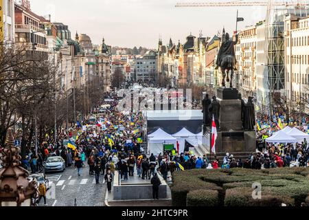 PRAGUE, RÉPUBLIQUE TCHÈQUE - 27 FÉVRIER 2022 : manifestation contre l'invasion russe de l'Ukraine sur la place Venceslas à Prague, République tchèque. Banque D'Images