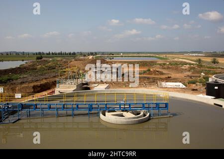 Bassins de sédimentation secondaires les boues sont éliminées pour le traitement des boues. Installation de traitement des eaux usées. L'eau traitée est ensuite utilisée pour l'irrigation Banque D'Images