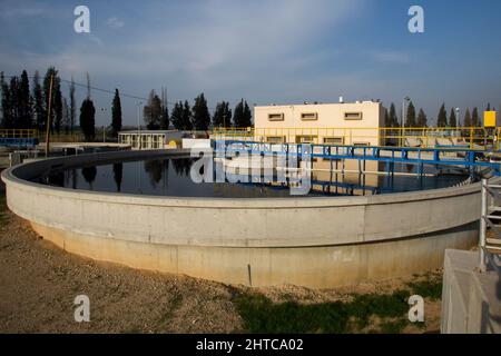 Bassins de sédimentation secondaires les boues sont éliminées pour le traitement des boues. Installation de traitement des eaux usées. L'eau traitée est ensuite utilisée pour l'irrigation Banque D'Images