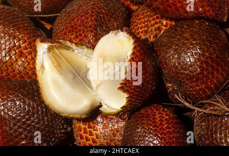 Les fruits de Salak mûrs (Salaca edulis ou Salaca zalacca) connus sous le nom de fruit de serpent ou de fruit de peau de serpent Banque D'Images