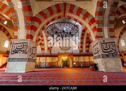 Edirne, Turquie - 24 décembre 2021 : ancienne Mosquée du 15th siècle (Eski Camii), belle architecture ottomane ancienne Banque D'Images