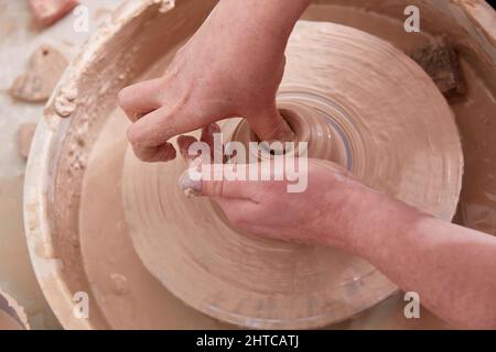 Bol à sculpter à la main femelle à point pour poterie. Banque D'Images