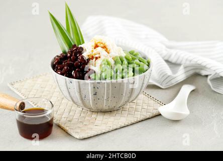 Desserts malaisiens appelés Cendol .Cendol est fait à partir de glaçons écrasés, de haricots rouges, variété de bonbons et de fruits. Banque D'Images