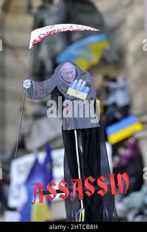 FRANCE. PARIS (75) 2022.02.27TH. PLACE SAINT-MICHEL. LES UKRAINIENS À PARIS PROTESTENT CONTRE L'INVASION RUSSE ( UN MANIFESTANT TIENT UN SIGNE : POUTINE Banque D'Images