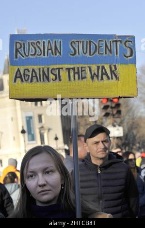 FRANCE. PARIS (75) 2022.02.27TH. PLACE SAINT-MICHEL. LES UKRAINIENS À PARIS PROTESTENT CONTRE L'INVASION RUSSE ( UN MANIFESTANT TIENT UN SIGNE : Banque D'Images