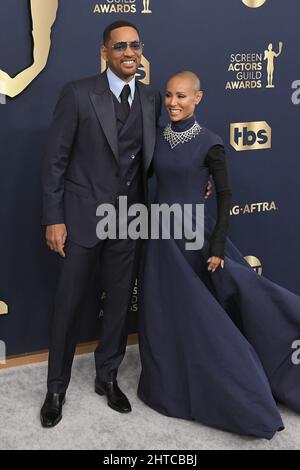 Los Angeles, États-Unis. 27th févr. 2022. Will Smith et Jada Pinkett Smith arrivent aux prix de la Guilde des acteurs de l'écran 28th qui ont eu lieu au Barker Hangar de Santa Monica, CA, le dimanche 27 février 2022. (Photo par Sthanlee B. Mirador/Sipa USA) crédit: SIPA USA/Alay Live News Banque D'Images