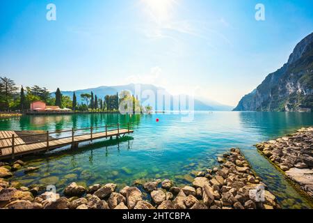 Jetée en bois sur le lac.Riva del Garda, Trentin, Italie, Europe. Banque D'Images