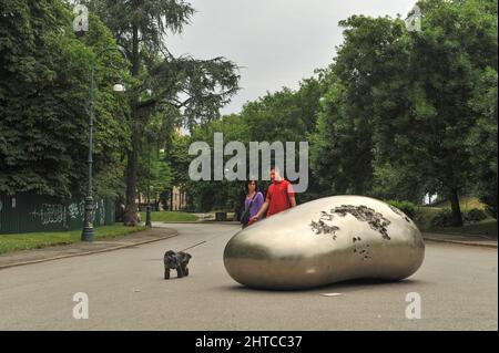 Turin, Italie - juin 2011 : toucher l'heure, exposition de Kan Yasuda dans le parc Valentino. Banque D'Images