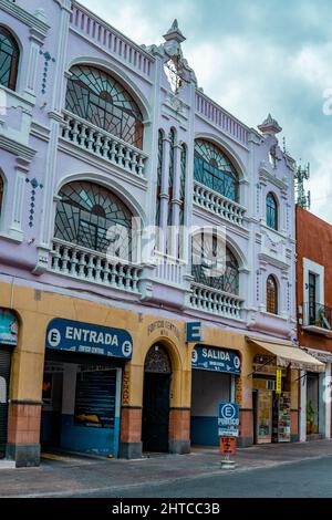 Beau bâtiment colonial avec parking public à Puebla, Mexique Banque D'Images