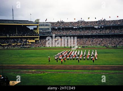 Groupe de marche à la cérémonie de clôture des Jeux Olympiques d'été, Melbourne, Australie, 1956 Banque D'Images