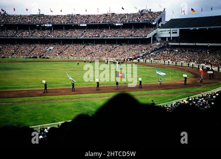 Porteurs de drapeau lors de la cérémonie de clôture des Jeux Olympiques d'été, Melbourne, Australie, 1956 Banque D'Images