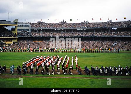 Groupe de marche à la cérémonie de clôture des Jeux Olympiques d'été, Melbourne, Australie, 1956 Banque D'Images