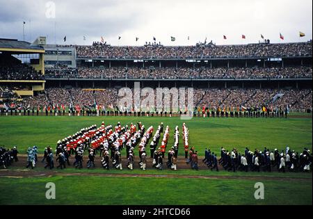 Groupe de marche à la cérémonie de clôture des Jeux Olympiques d'été, Melbourne, Australie, 1956 Banque D'Images