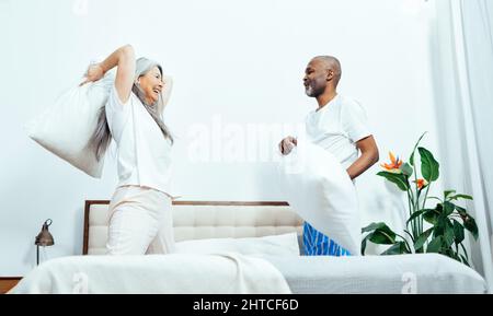 Image cinématographique d'un heureux couple multiethnique. Des moments de style de vie à l'intérieur à la maison. Concept de l'ancienneté et des relations Banque D'Images