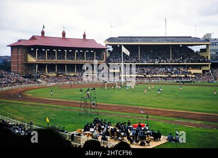 Match de football dans le stade aux Jeux Olympiques d'été, Melbourne, Australie, 1956 - censé être URSS / Yougoslavie Banque D'Images