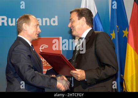 Wladimir Poutine, président russe et son ami Gerhard Schroeder, ancien chancelier allemand lors d'une réunion de la Foire de Hanovre 2005 Banque D'Images