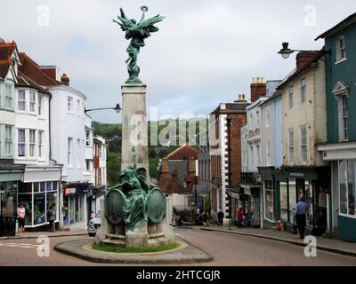 High Street et War Memorial, Lewes, West Sussex. Banque D'Images