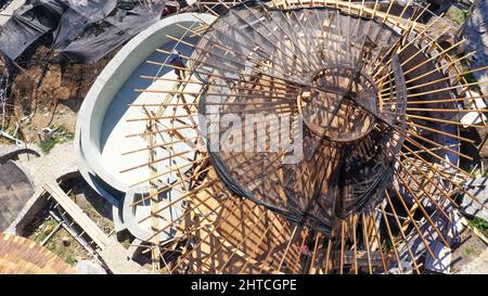 Vue aérienne de haut en bas d'une maison en construction avec cadre de toit en bois Banque D'Images